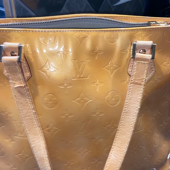 Louis Vuitton Houston Vernis LV monogram embossed beige patent leather tote bag - Picture 2 of 12